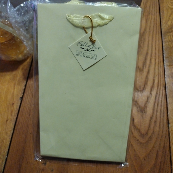 Bella Casa Aromatic Room Fragrance Set of 4 Dahlia Water Lily Dogwood Camellia - Picture 7 of 9